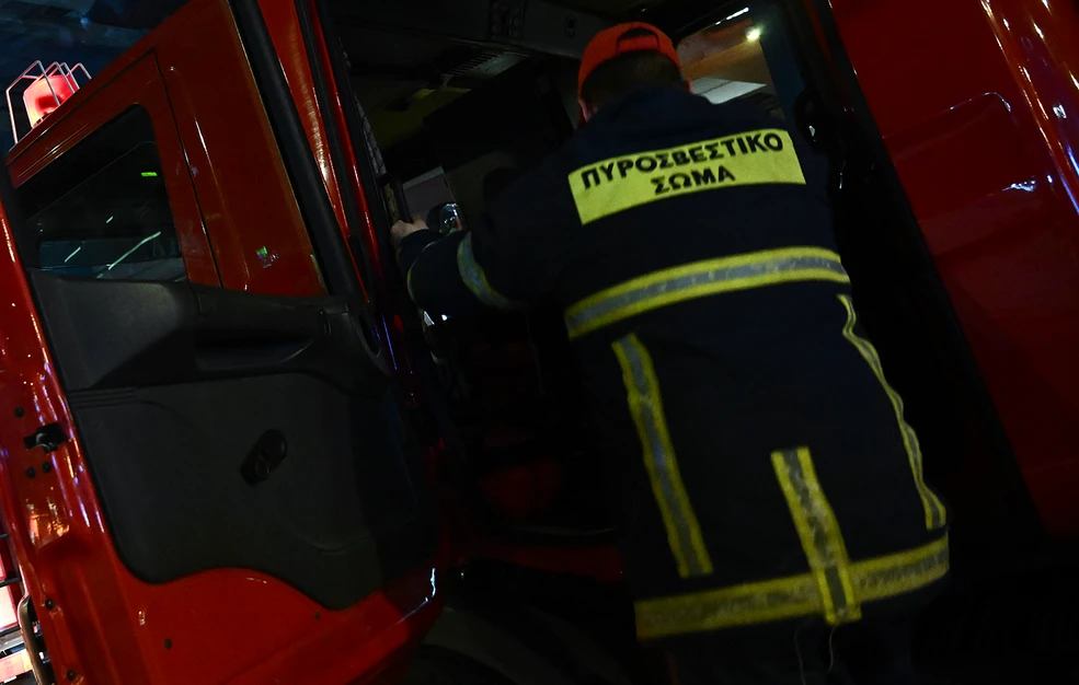 Φωτιά τώρα σε κέντρο διασκέδασης στη Λάρισα – Ισχυρές δυνάμεις της Πυροσβεστικής στο σημείο