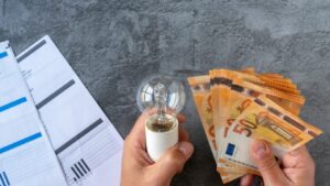 Ρεύμα: Άσχημα τα νέα για τον Οκτώβριο – Έρχονται αυξήσεις στα τιμολόγια