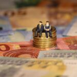 Συντάξεις: Αυξήσεις και αναδρομικά έως 8.500 ευρώ – Πώς να τα διεκδικήσετε