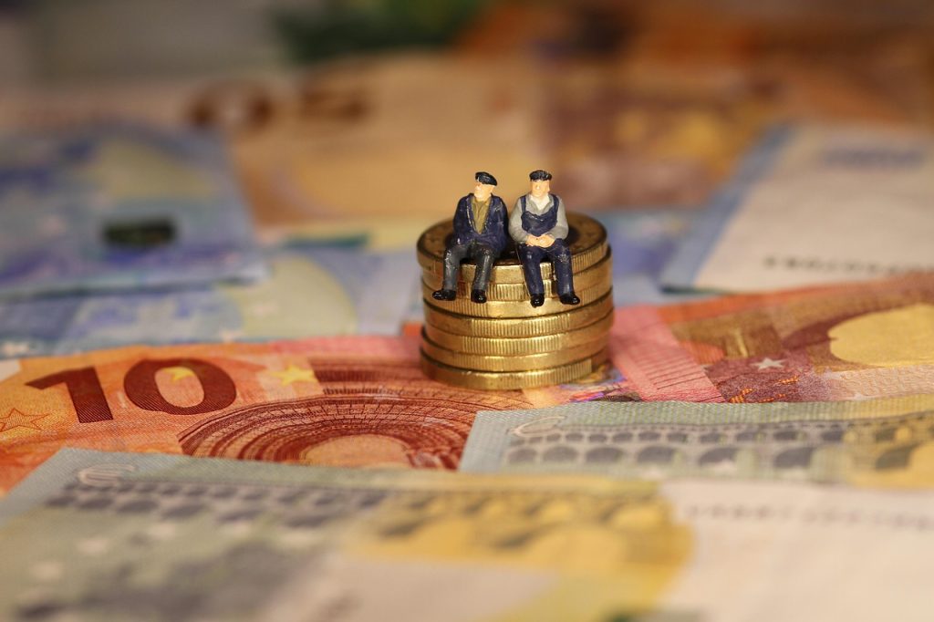 Συντάξεις: Αυξήσεις και αναδρομικά έως 8.500 ευρώ – Πώς να τα διεκδικήσετε