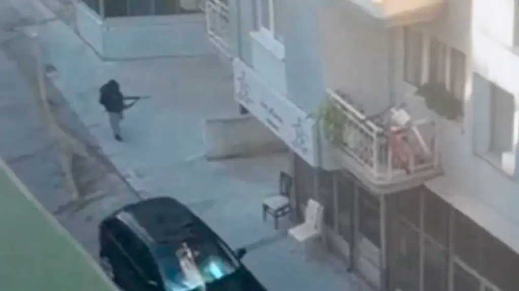 Σμύρνη: 16χρονος άνοιξε πυρ σε αστυνομικό τμήμα – Δύο αστυνομικοί νεκροί, ένας τραυματίας