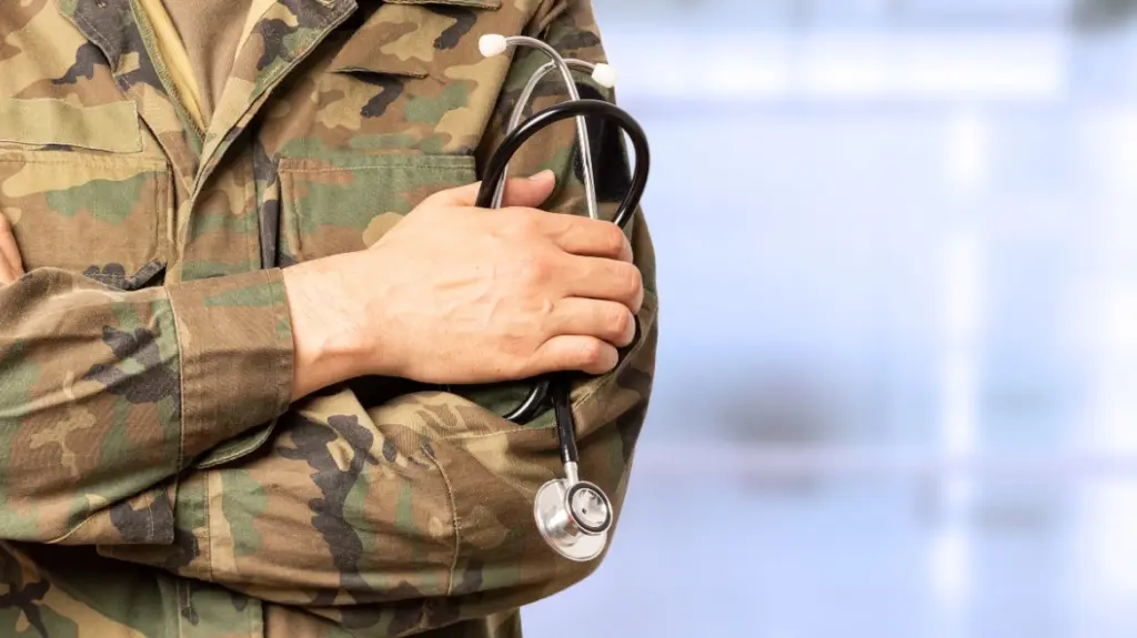 Σε διαθεσιμότητα στρατιωτικός γιατρός από τη Λάρισα μετά από καταγγελίες για ενδοοικογενειακή βία