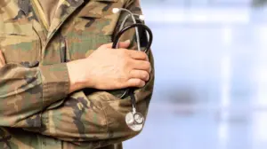 Σε διαθεσιμότητα στρατιωτικός γιατρός από τη Λάρισα μετά από καταγγελίες για ενδοοικογενειακή βία
