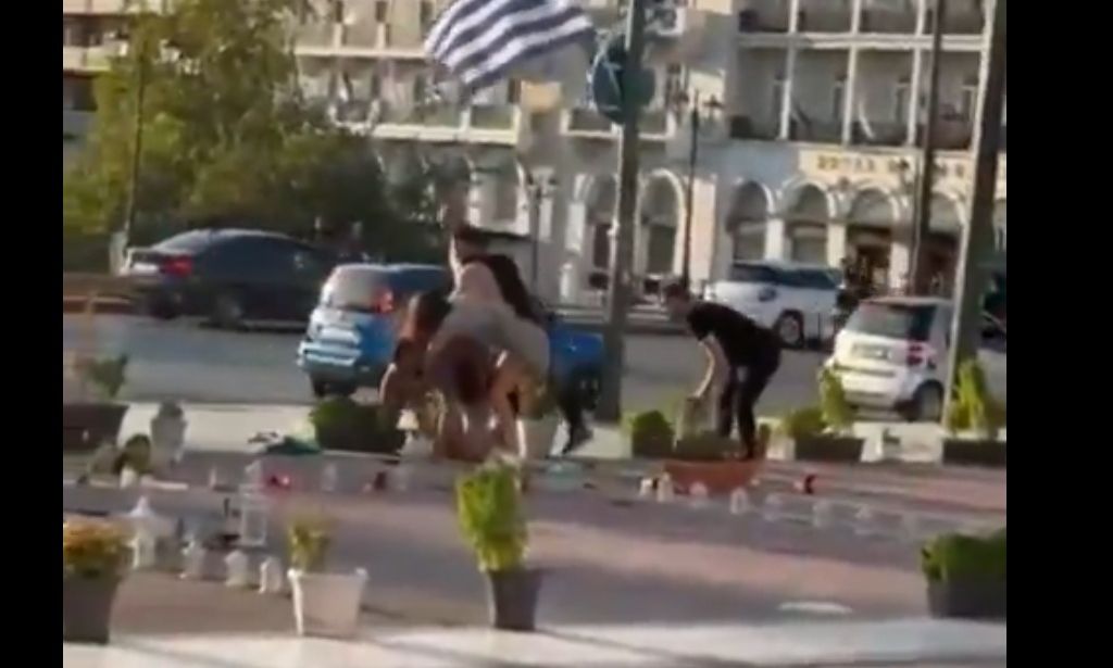 Χαμός στο Σύνταγμα: «Πλακώθηκαν» Παλαιστίνιοι και Ισραηλινοί στην πλατεία (video)