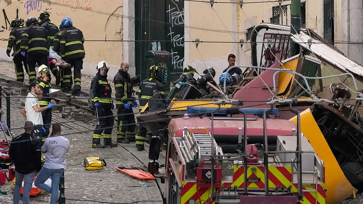 Δραματικές στιγμές στη Λισαβόνα με εκτροχιασμό τελεφερίκ – 15 νεκροί μέχρι τώρα