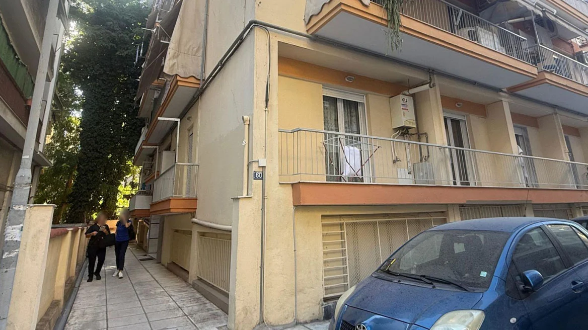 Με τυλιγμένες σακούλες στο κεφάλι βρέθηκε η 59χρονη που έπνιξε ο αδερφός της στη Θεσσαλονίκη - Σκότωσα την αδερφή μου, είπε στην ΕΛΑΣ