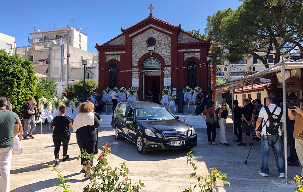 Σπαρακτικό αντίο στη γιαγιά Τιτίκα που θυσιάστηκε για να σώσει το 8χρονο κοριτσάκι