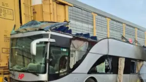 Τραγωδία στο Μεξικό: Τρένο συγκρούστηκε με διώροφο λεωφορείο – 8 νεκροί και 45 τραυματίες