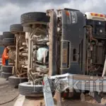 Μπετονιέρα ανατράπηκε μια ανάσα από τον γκρεμό — εγκλωβίστηκε οδηγός, ξέσπασε φωτιά στον κινητήρα