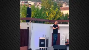 «Δεν ξέρω τι άλλο θα μου συμβεί» – Παπάς τραγουδά στον Τσουβέλα (vid)