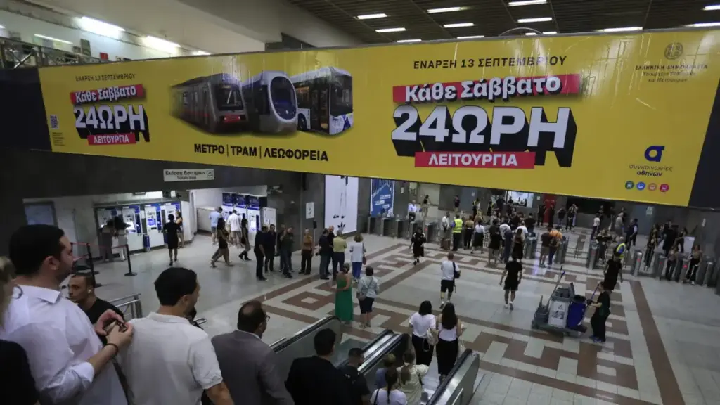 Αθήνα: Χιλιάδες επιβάτες «γέμισαν» το μετρό και τα λεωφορεία στην πρεμιέρα της 24ωρης λειτουργίας
