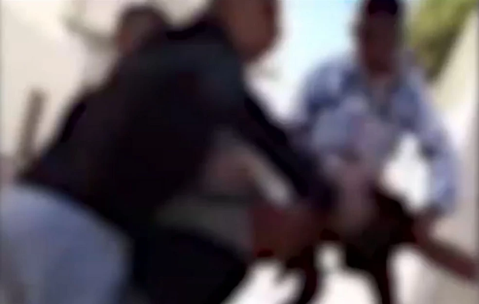Άγρια συμπλοκή μεταξύ μαθητών σε Γυμνάσιο στο Ίλιον – Τραυματίστηκε μαθήτρια