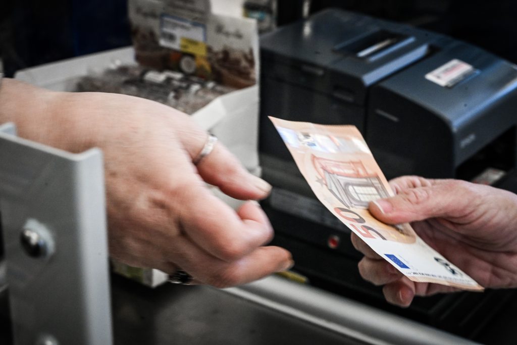 Γεμίζουν οι... τσέπες: Μποναμάς 1,2 δισ. για 4 εκατ. πολίτες