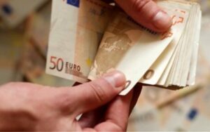 Ποιοι εργαζόμενοι κερδίζουν έως 5.300 ευρώ και τέσσερις μισθούς το χρόνο