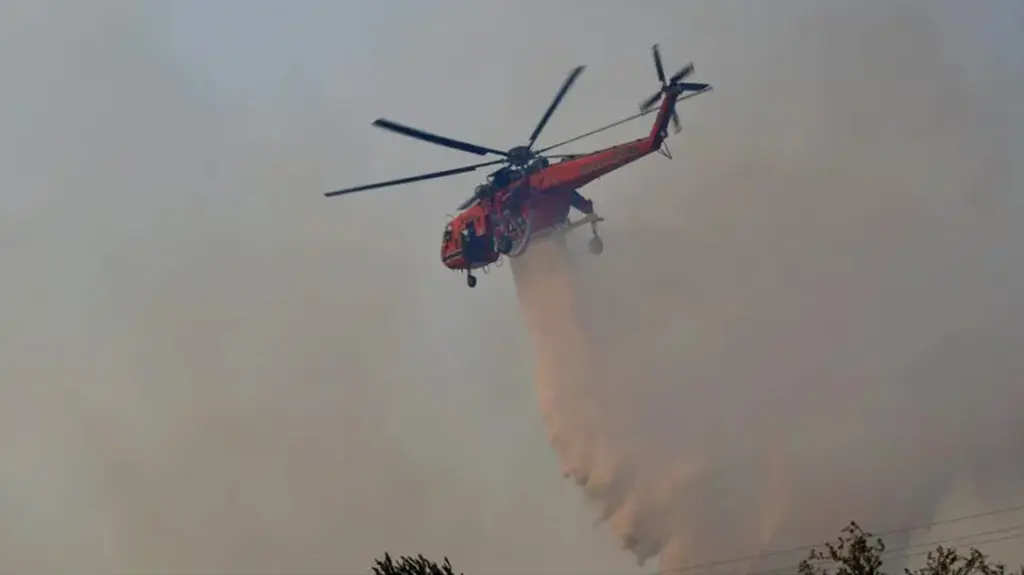 Συναγερμός στα Καμένα Βούρλα: Μεγάλη φωτιά με τρία εναέρια μέσα στη μάχη
