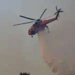 Συναγερμός στα Καμένα Βούρλα: Μεγάλη φωτιά με τρία εναέρια μέσα στη μάχη