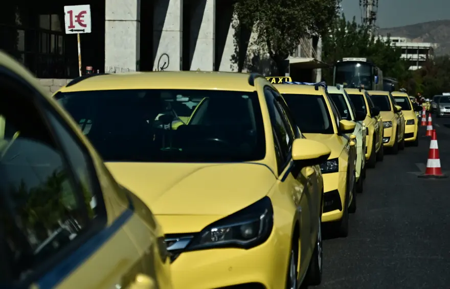 Σε ισχύ η απεργία ταξί – Κυκλοφοριακό χάος στην Αθήνα και αποκλεισμένοι δρόμοι
