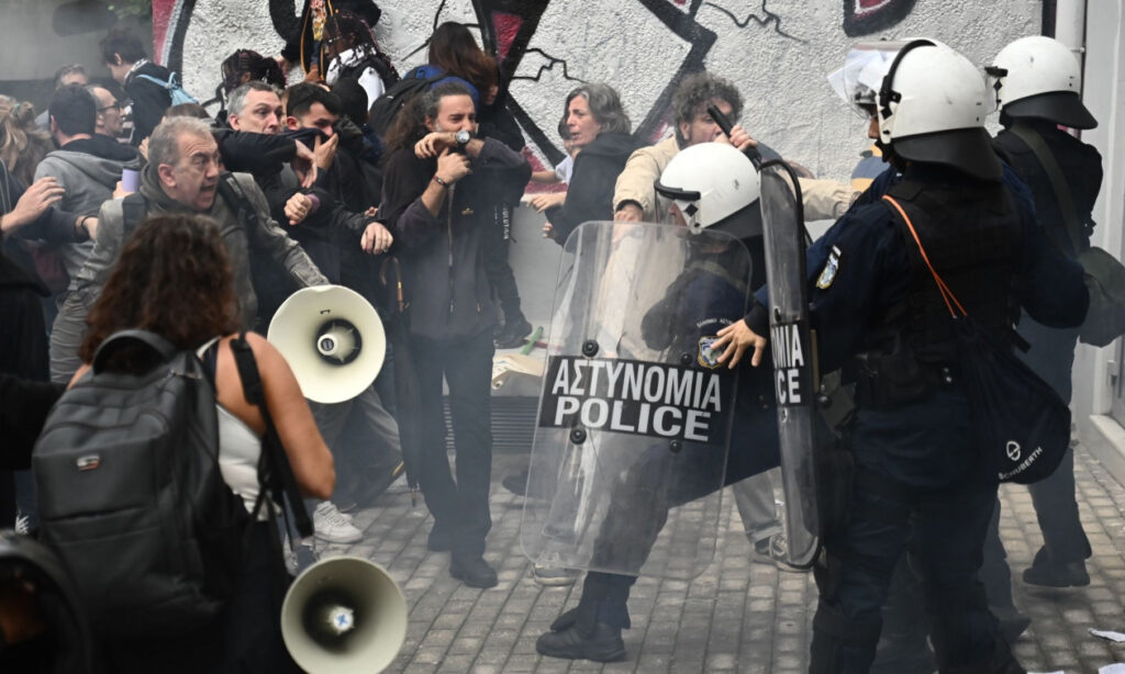 Επεισόδια στο Μεταξουργείο: Δακρυγόνα και κρότου λάμψης στη διαμαρτυρία εκπαιδευτικών για τις συμπτύξεις τμημάτων