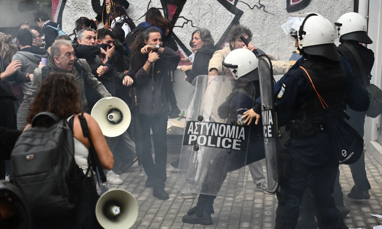 Επεισόδια στο Μεταξουργείο: Δακρυγόνα και κρότου λάμψης στη διαμαρτυρία εκπαιδευτικών για τις συμπτύξεις τμημάτων