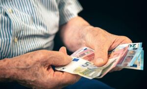 Επίδομα 250 ευρώ: Πληρωμή-έκπληξη νωρίτερα για 1,4 εκατ. δικαιούχους