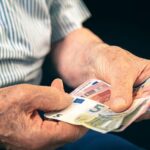 Επίδομα 250 ευρώ: Μπαίνουν τα χρήματα για το έκτακτο βοήθημα