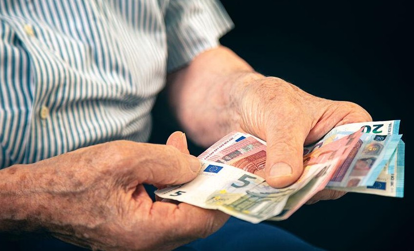 Επίδομα 250 ευρώ: Μπαίνουν τα χρήματα για το έκτακτο βοήθημα
