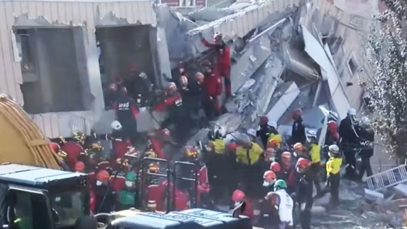 Δύο αδελφάκια 12 και 14 ετών νεκρά από την κατάρρευση κτιρίου στην Τουρκία