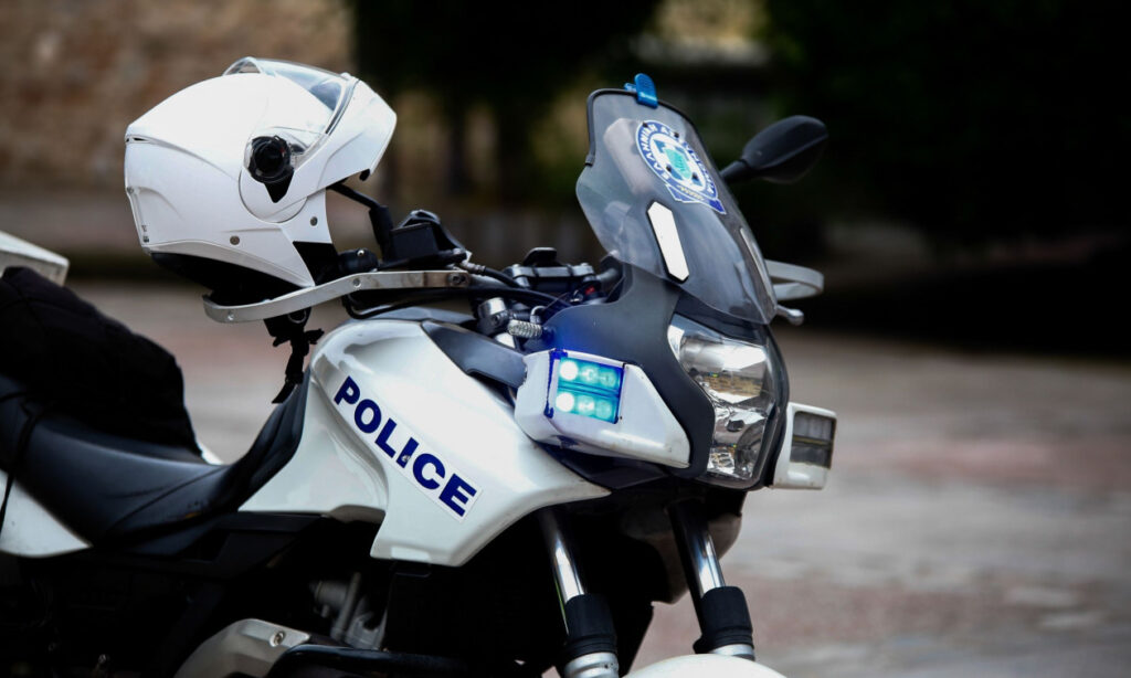 Ρόδος: Σοβαρό επεισόδιο με Δανή υπήκοο – Κατέβασε την ελληνική σημαία και επιτέθηκε σε αρχιφύλακα