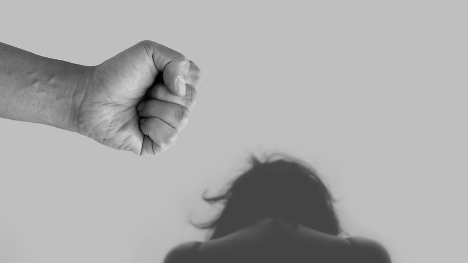 Συναγερμός στην Κω: Επιτέθηκε στη σύζυγό του με μαχαίρι