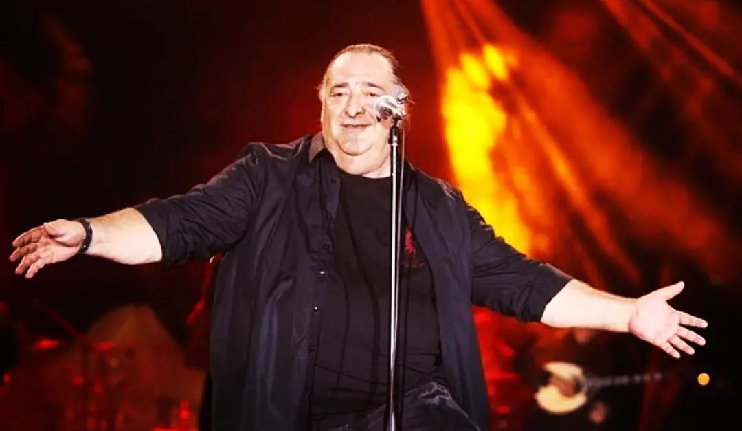 Συγκλονίζει η αποκάλυψη για τον Βασίλη Καρρά: «Πέταξε την πεταλούδα και ανέβηκε στη σκηνή» – Δύο χρόνια μετά τον θάνατό του