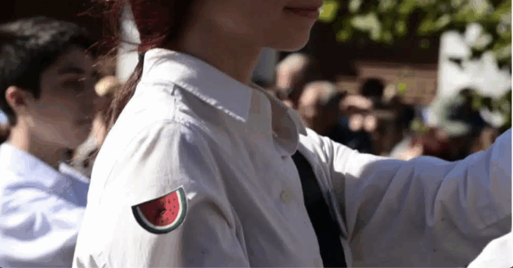 Η μαθήτρια με το «καρπούζι» στην παρέλαση – Το συγκλονιστικό μήνυμα πίσω από την πράξη της