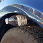 Είδατε πλαστικό μπουκάλι στη ρόδα του αυτοκινήτου σας; Τι σημαίνει και τι πρέπει να κάνετε αμέσως