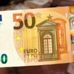 Έβρεξε… λεφτά! Άνδρας βγήκε στο δρόμο και άρχισε να πετά χαρτονομίσματα των 50 ευρώ