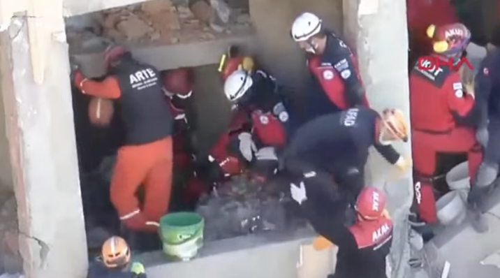 Κατάρρευση πενταώροφου κτιρίου στην Τουρκία: Ένα παιδί νεκρό, οικογένεια παγιδευμένη στα ερείπια