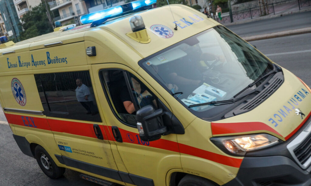Τροχαίο σοκ στο Ίλιον: Μοτοσικλέτα παρέσυρε πεζό – Στο νοσοκομείο σοβαρά τραυματισμένος