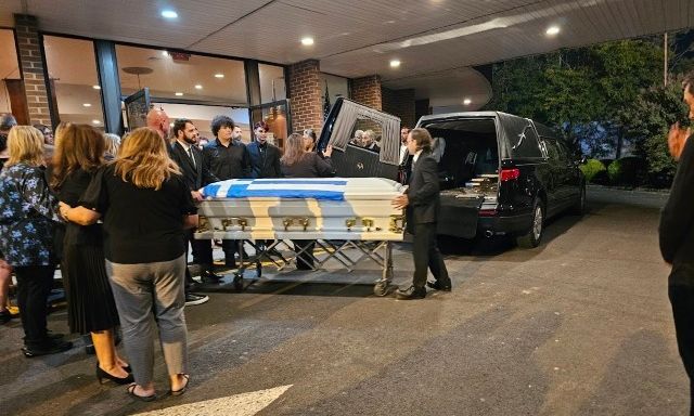 Μαριά Νιώτη: Θρήνος στην κηδεία της – Το φέρετρο σκεπασμένο με την ελληνική σημαία