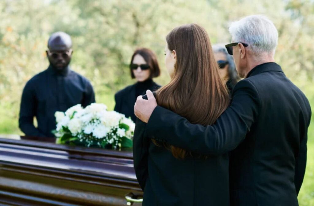 Χαμός σε κηδεία: «Ήμουν με τον πατέρα σου 15 χρόνια» – Σε σοκ η κόρη!