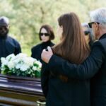 Χαμός σε κηδεία: «Ήμουν με τον πατέρα σου 15 χρόνια» – Σε σοκ η κόρη!