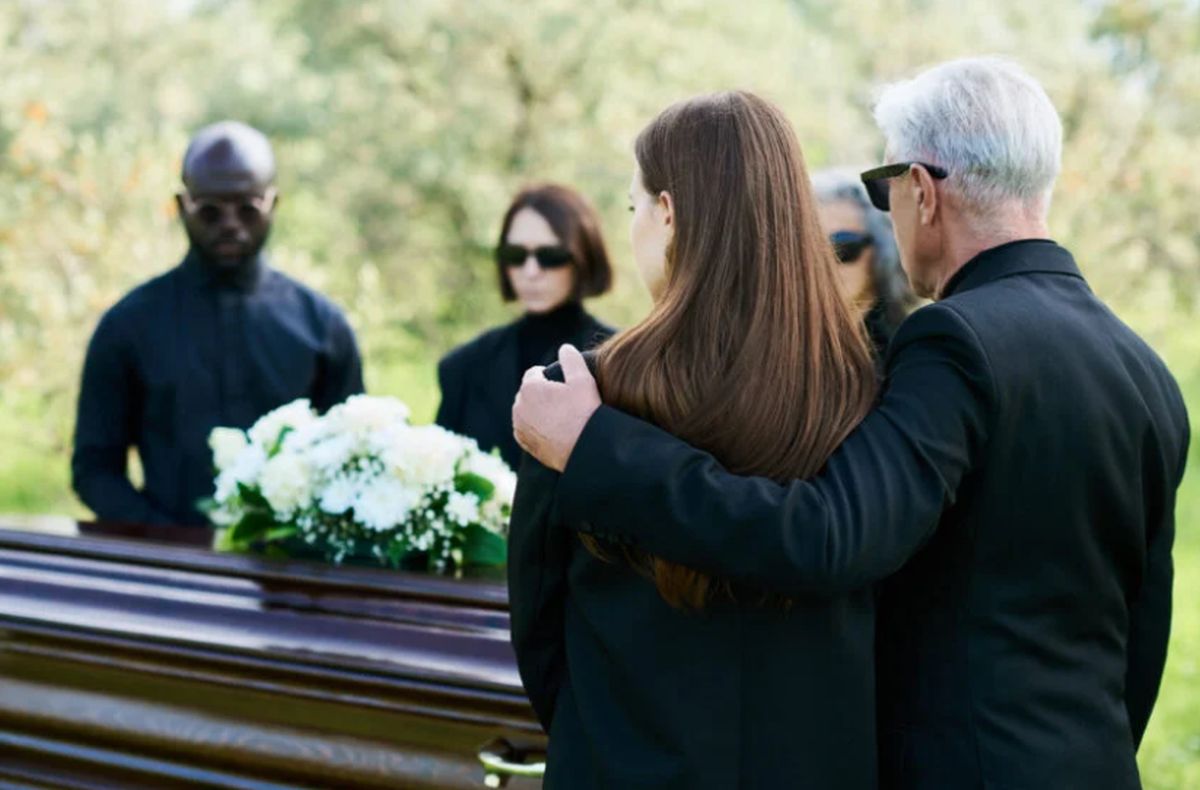 Χαμός σε κηδεία: «Ήμουν με τον πατέρα σου 15 χρόνια» - Σε σοκ η κόρη!