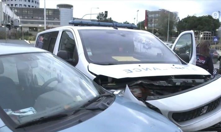 Αυτοκίνητο συγκρούστηκε με ασθενοφόρο