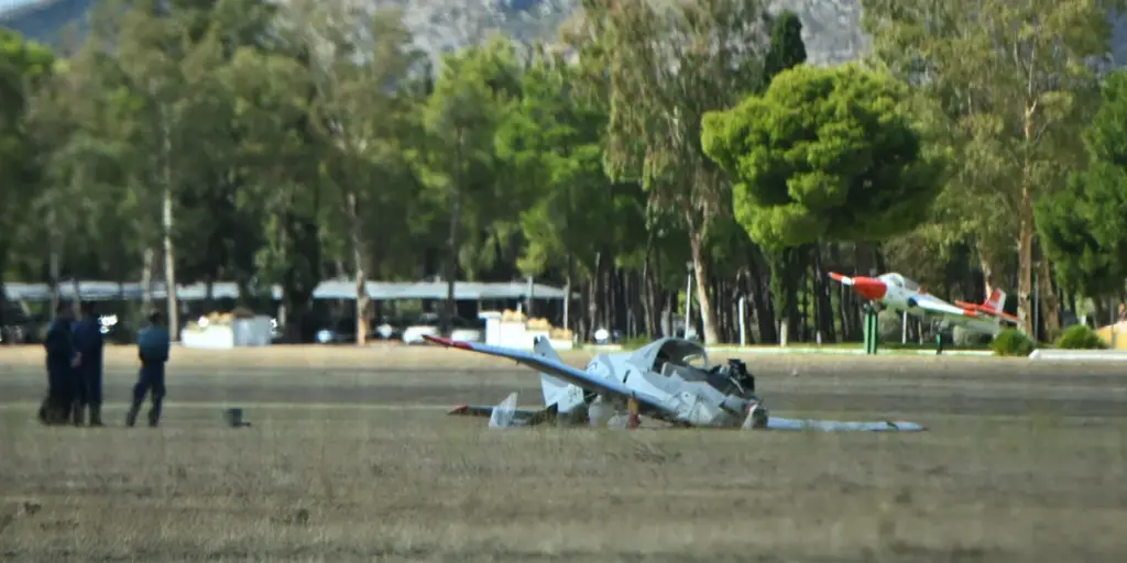 Πτώση εκπαιδευτικού αεροσκάφους στο Τατόι: Διασωληνωμένος πιλότος – Το σενάριο για τη μοιραία άσκηση