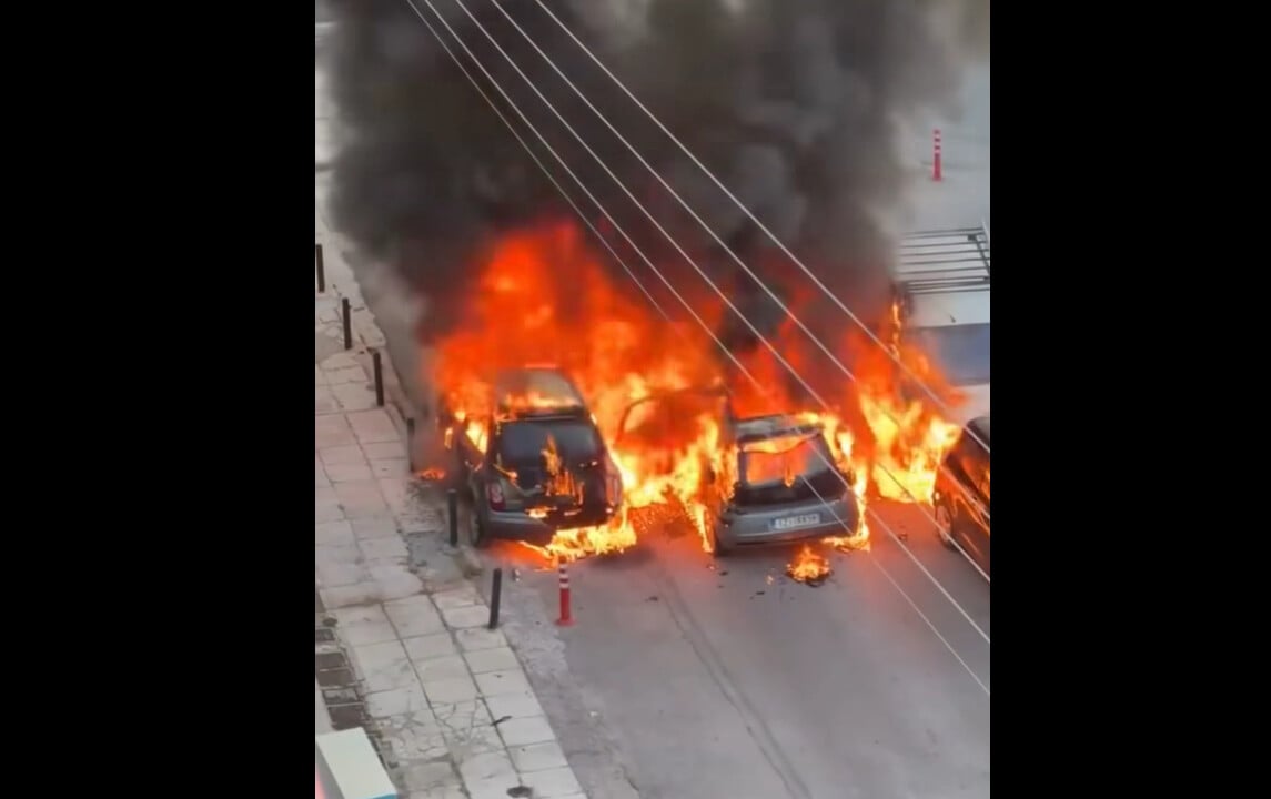 Φωτιά στον Άλιμο – Τέσσερα αυτοκίνητα έγιναν στάχτη σε λίγα λεπτά