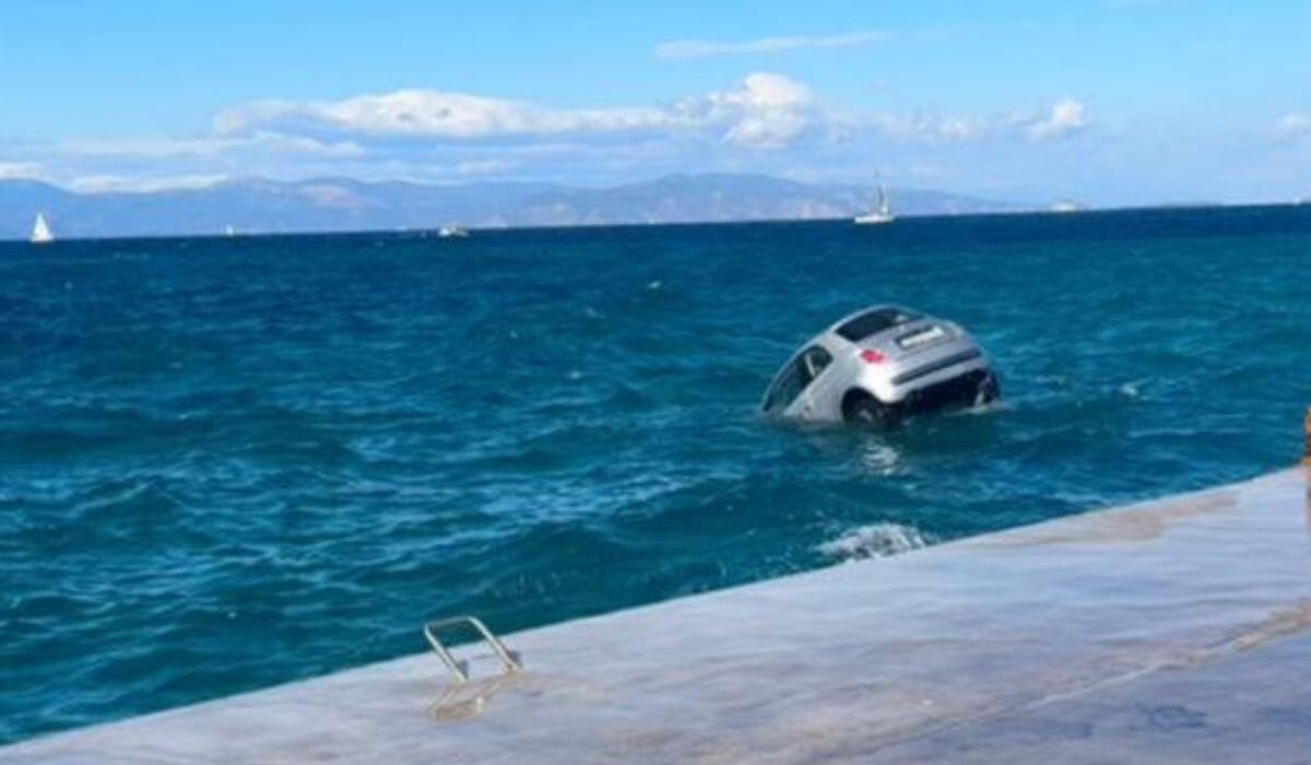 Αυτοκίνητο «βούτηξε» στο λιμάνι της Αίγινας μπροστά στα μάτια του κόσμου