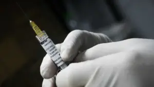 «Σούπερ γρίπη» σαρώνει την Ελλάδα: Τα συμπτώματα – Φουλ για Χριστούγεννα με μάσκες