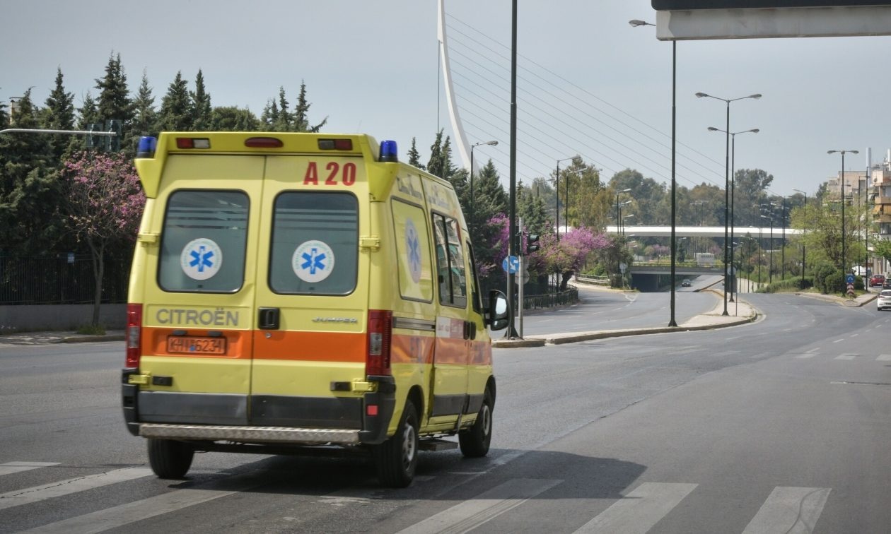 Σοκ: Άνοιξε η πόρτα ασθενοφόρου εν κινήσει – Βρέθηκε στον δρόμο η ασθενής