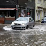 Άνοιξαν οι ουρανοί στην Αττική – Καταρρακτώδης βροχή, δρόμοι μετατράπηκαν σε ποτάμια