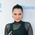 Jessie J: Γιατί αναβλήθηκε η δεύτερη επέμβασή της για τον καρκίνο του μαστού
