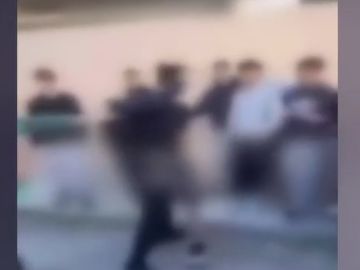 Άγρια συμπλοκή μαθητών στην Κέρκυρα: Βία στο προαύλιο με φωνές «πάμε, βάρα τον» και επίθεση σε καθηγητή