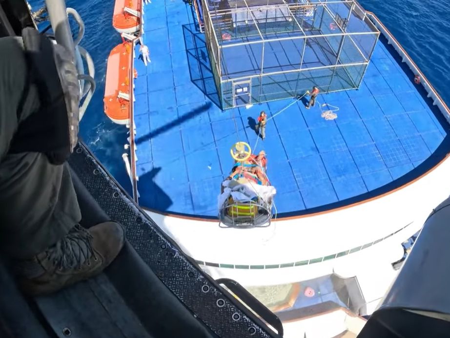 Διακομιδή ασθενούς στη Ρόδο με Super Puma της Πολεμικής Αεροπορίας