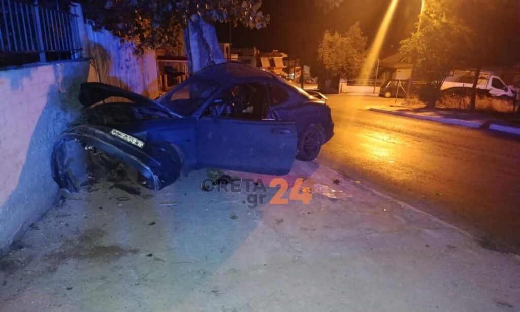 Τροχαίο στα Χανιά: Αυτοκίνητο καρφώθηκε σε τοίχο σπιτιού – Στο νοσοκομείο ο οδηγός Υπότιτλος: Ένας άνδρας τραυματίστηκε τα ξημερώματα στη Χαλέπα Χανίων, όταν το όχημά του εξετράπη της πορείας του και προσέκρουσε σε τοίχο κατοικίας. Στο νοσοκομείο Χανίων μεταφέρθηκε τα ξημερώματα της Παρασκευής 31 Οκτωβρίου ένας οδηγός αυτοκινήτου που τραυματίστηκε σε τροχαίο ατύχημα στη Χαλέπα, στην οδό Κωνσταντίνου Μητσοτάκη, σύμφωνα με το creta24.gr. Αυτόπτες μάρτυρες ανέφεραν ότι ο οδηγός έχασε τον έλεγχο του οχήματος και καρφώθηκε σε τοίχο σπιτιού, προκαλώντας μεγάλη αναστάτωση στην περιοχή. Άμεσα στο σημείο έσπευσαν διασώστες του ΕΚΑΒ, οι οποίοι παρέλαβαν τον τραυματία και τον μετέφεραν στο νοσοκομείο για τις απαραίτητες ιατρικές εξετάσεις. Ετικέτες: Χανιά, τροχαίο, τραυματισμός